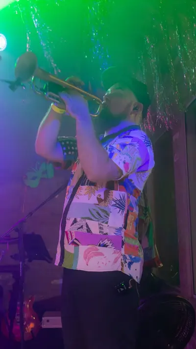 Trompetista tocando no palco