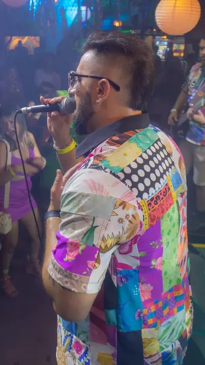 Vocalista cantando de frente para o público