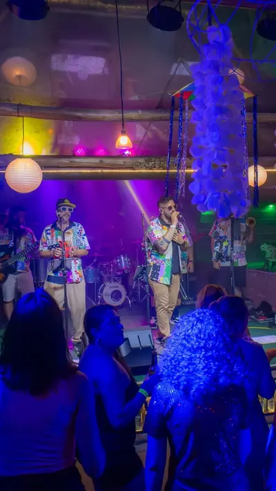 A banda no palco vista do meio do público