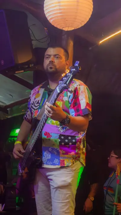 Baixista tocando no palco